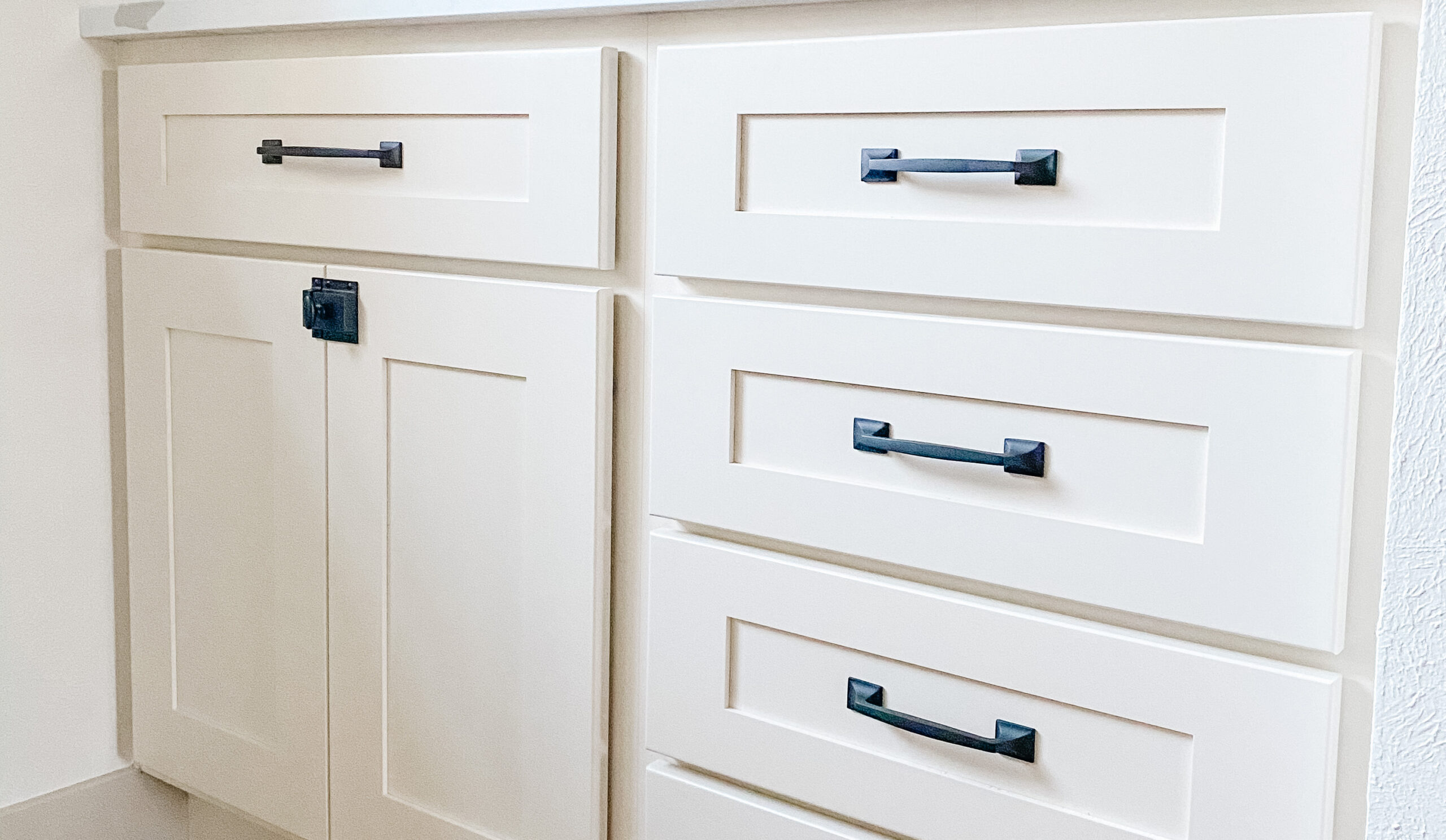 How to Mix and Match Cabinet Hardware