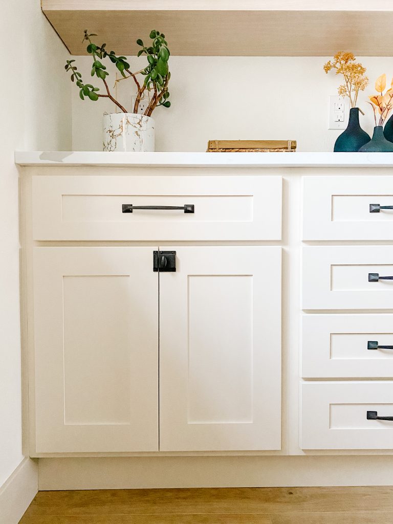 How to Mix Knobs and Pulls on Kitchen Cabinets Like a Designer