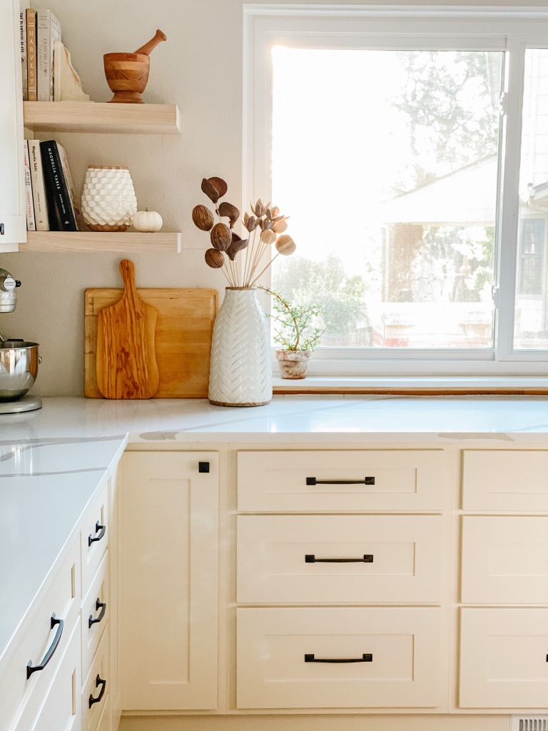 How to Mix Knobs and Pulls on Kitchen Cabinets Like a Designer