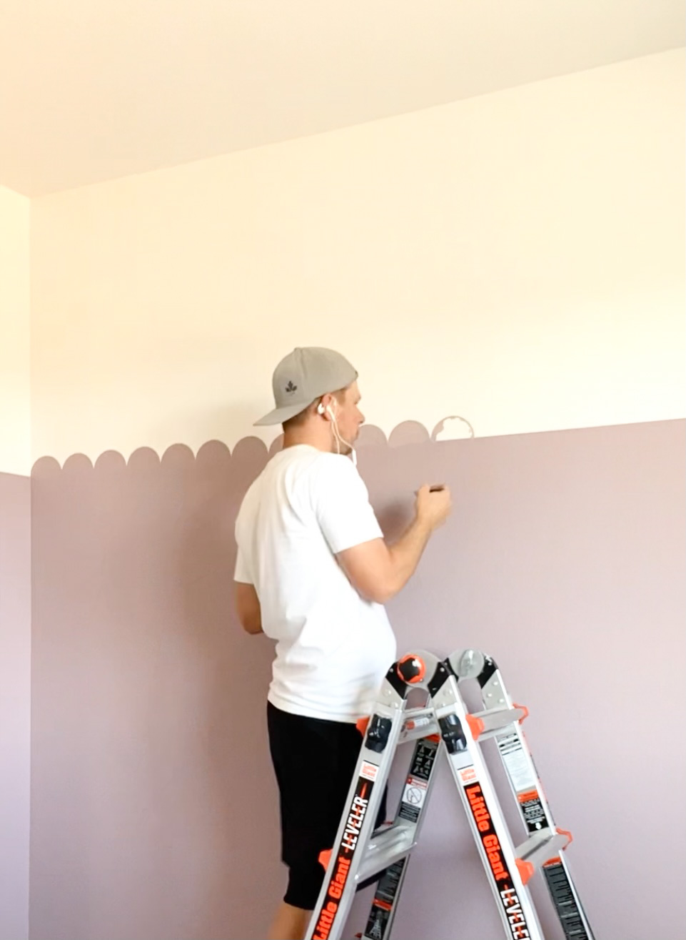 How to paint a scalloped wall: Mini bedroom refresh