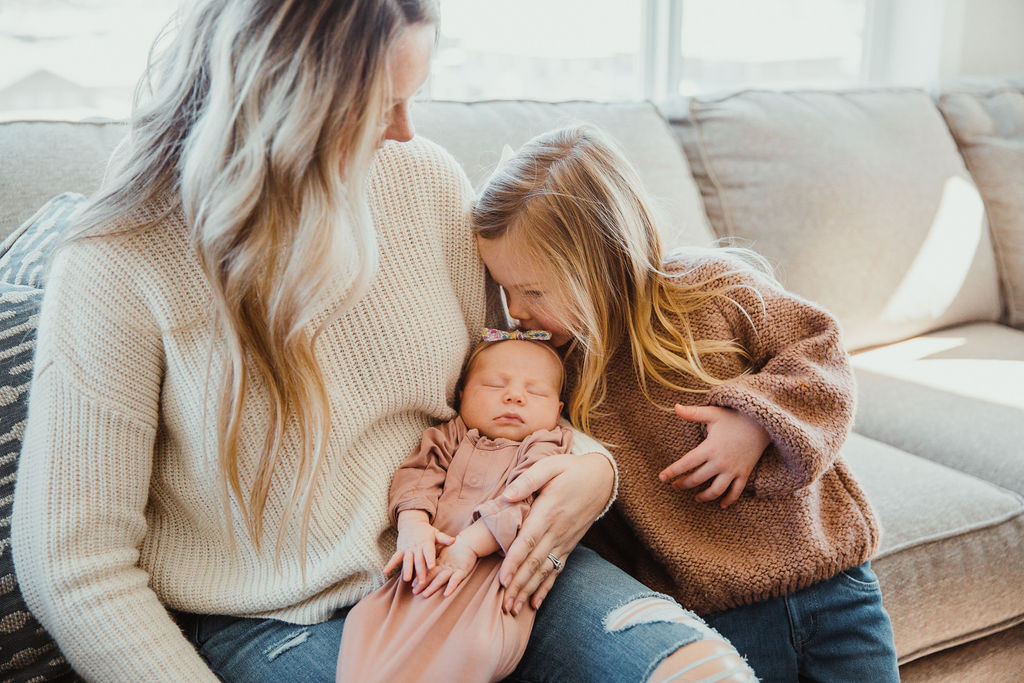 Try to get sibling photos at the beginning of your newborn photoshoot for the first 15 minutes! This is such an important newborn photography tip!