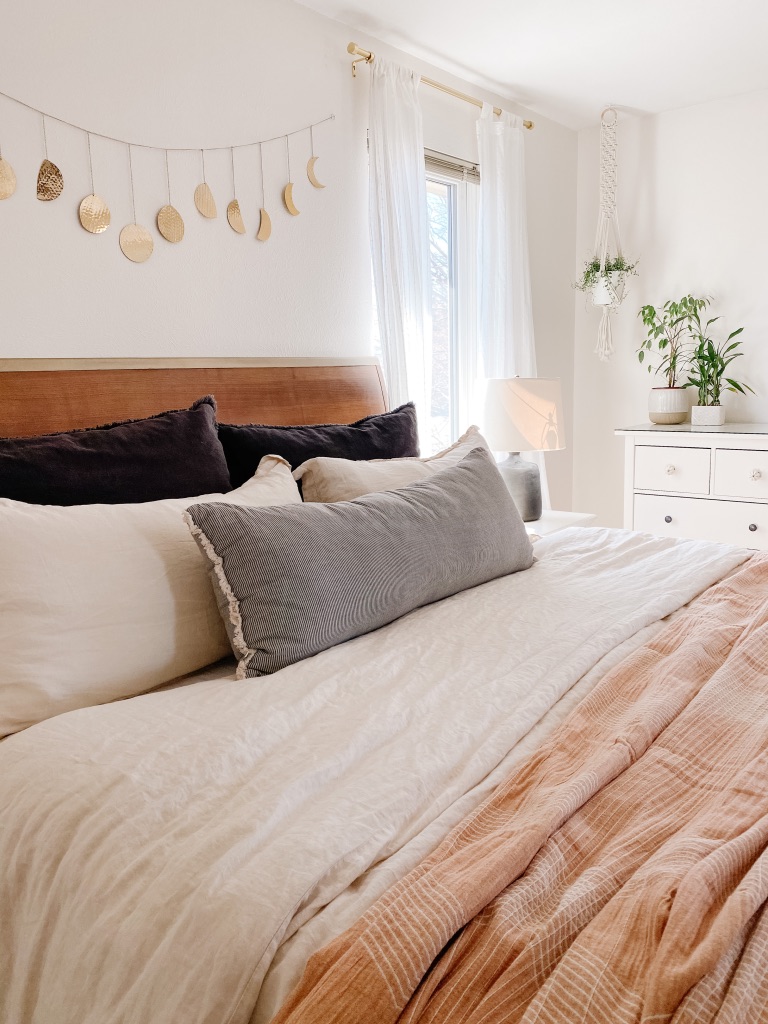 Tips for how to style your bed for Spring! Also sharing my favorite affordable spring bedding ideas from Target! #springbedding #springbedroom #springbeddingbedroomideas #springbedroomdecor