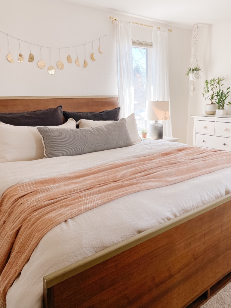 Tips for how to style your bed for Spring! Also sharing my favorite affordable spring bedding ideas from Target! #springbedding #springbedroom #springbeddingbedroomideas #springbedroomdecor