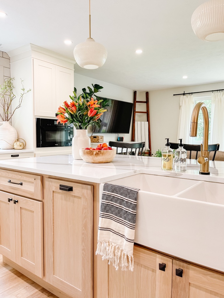 how to decorate your kitchen sink area with cute soap dispensers and neutral patterned turkish towels