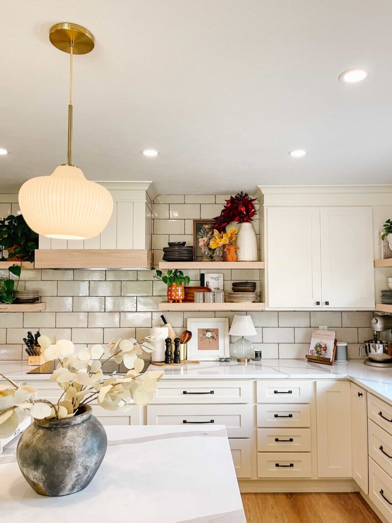 How to Decorate Kitchen Shelves